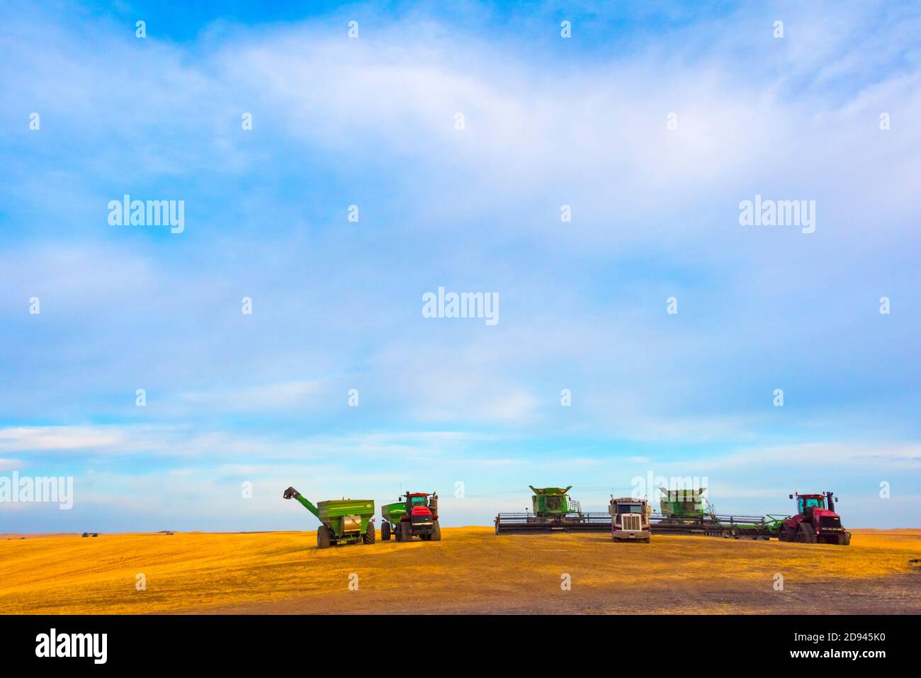 Mähdrescher und LKW auf Weizenfeld bei Sonnenaufgang, Palouse, Washington State, USA Stockfoto