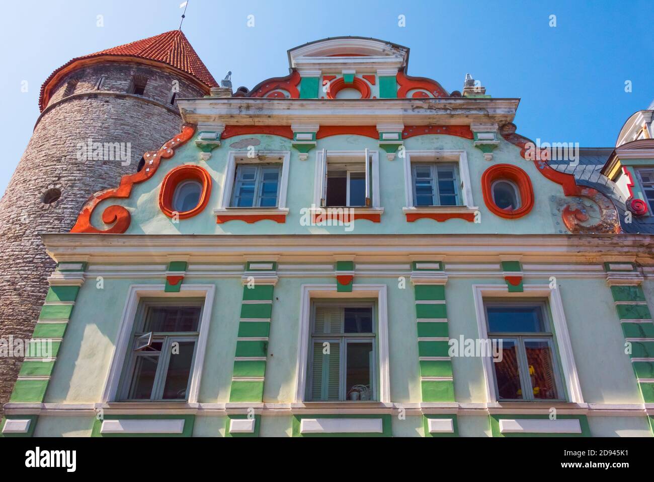 Mittelalterlicher Turm und historisches Gebäude in der Altstadt, Tallinn, Estland Stockfoto