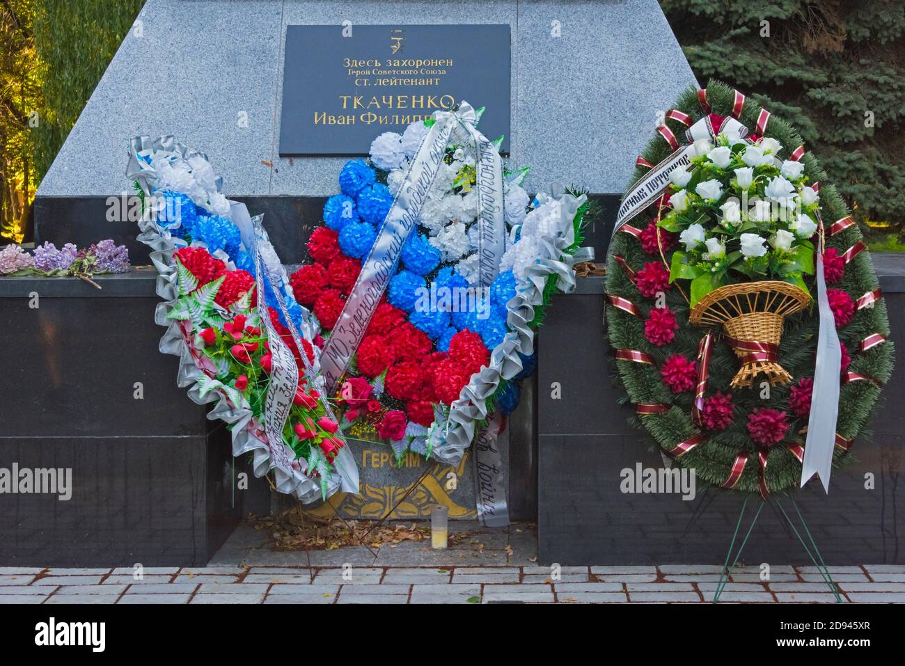 Blumenkränze am Denkmal für gefallene Soldaten, Selenogradsk (deutscher Name Crantz), Kaliningrad Oblast, Russland Stockfoto