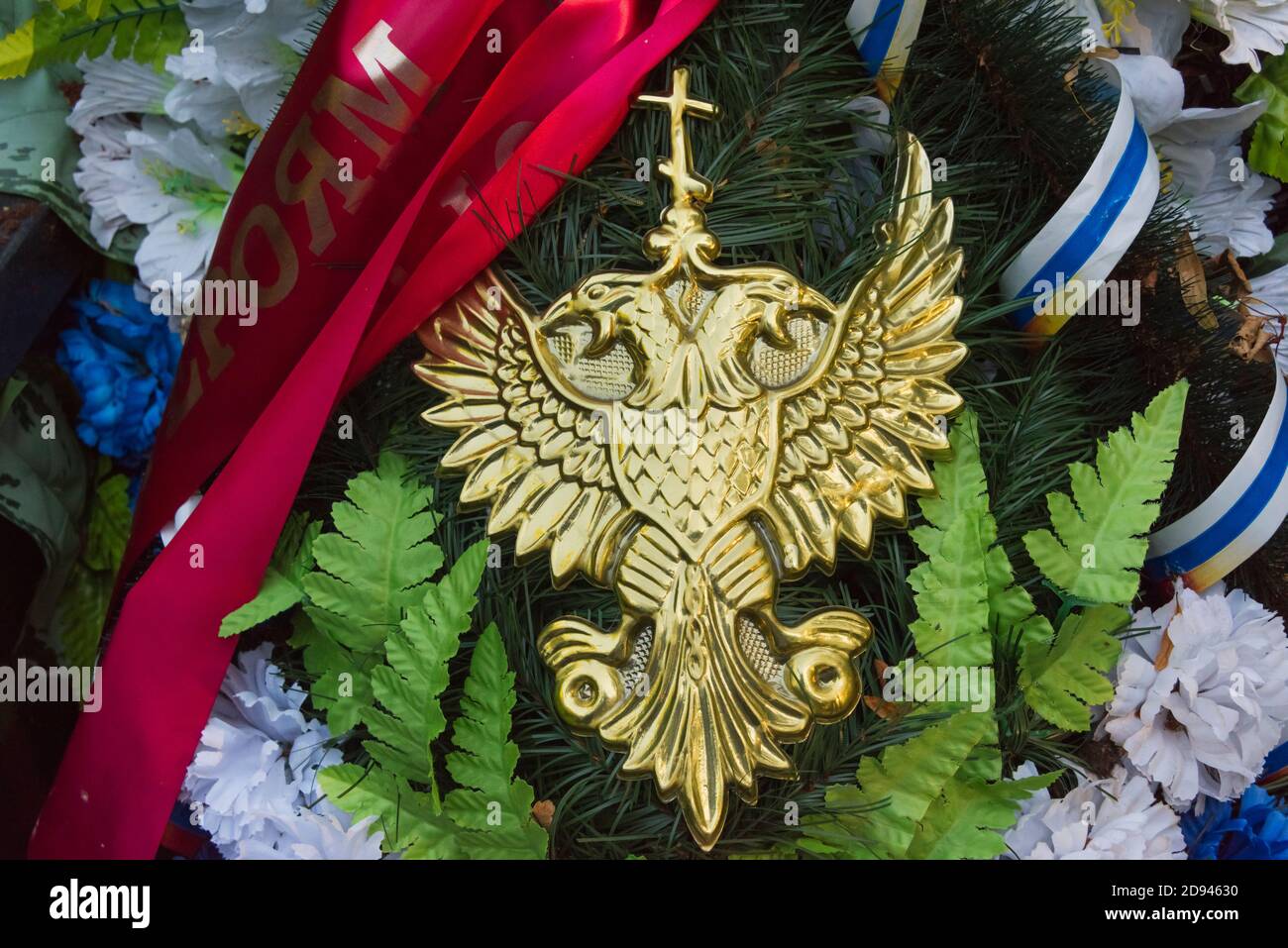 Blumenkränze am Denkmal für gefallene Soldaten, Selenogradsk (deutscher Name Crantz), Kaliningrad Oblast, Russland Stockfoto