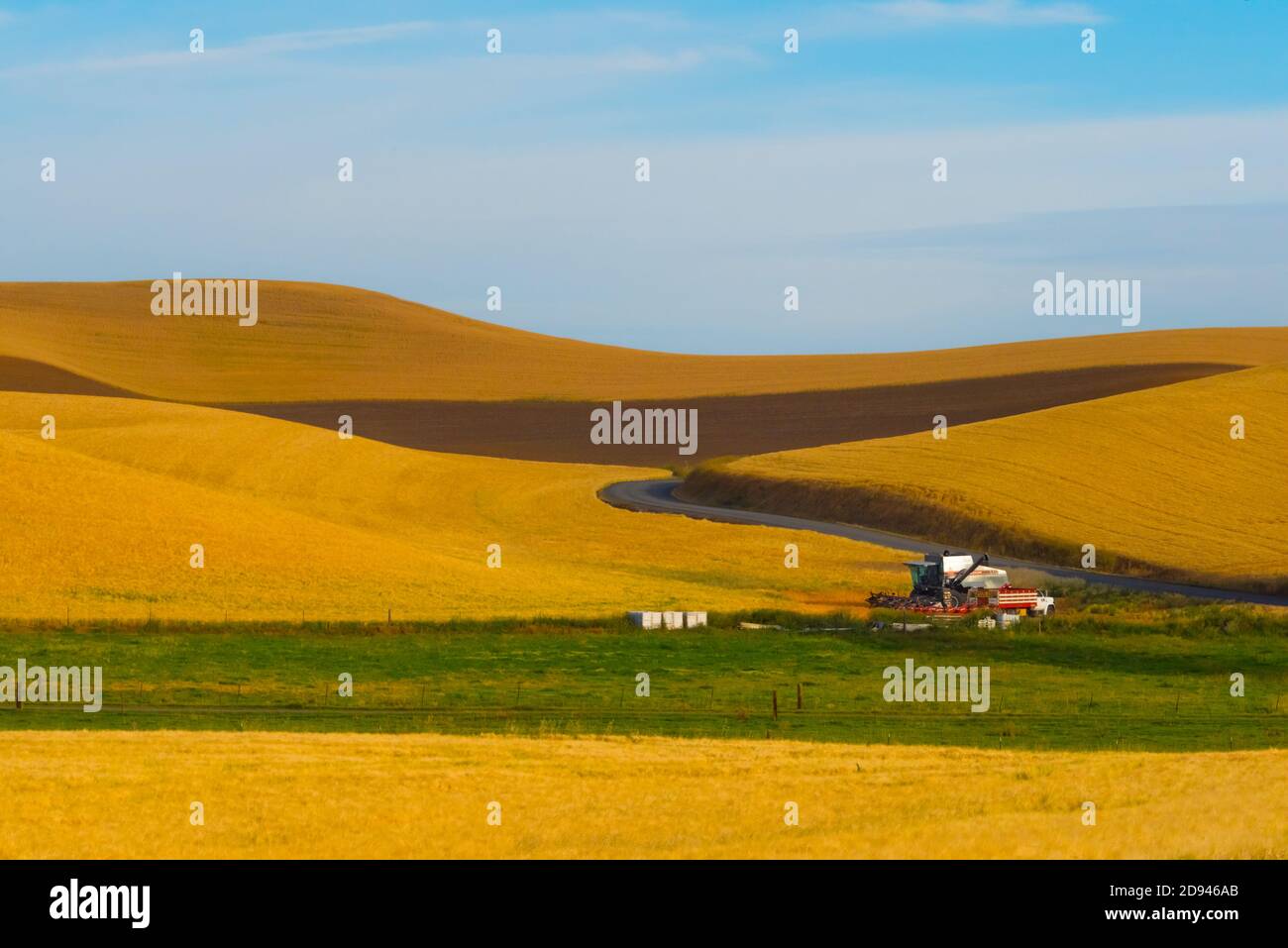 Mähdrescher auf Weizenfeld bei Sonnenaufgang, Palouse, Washington State, USA Stockfoto