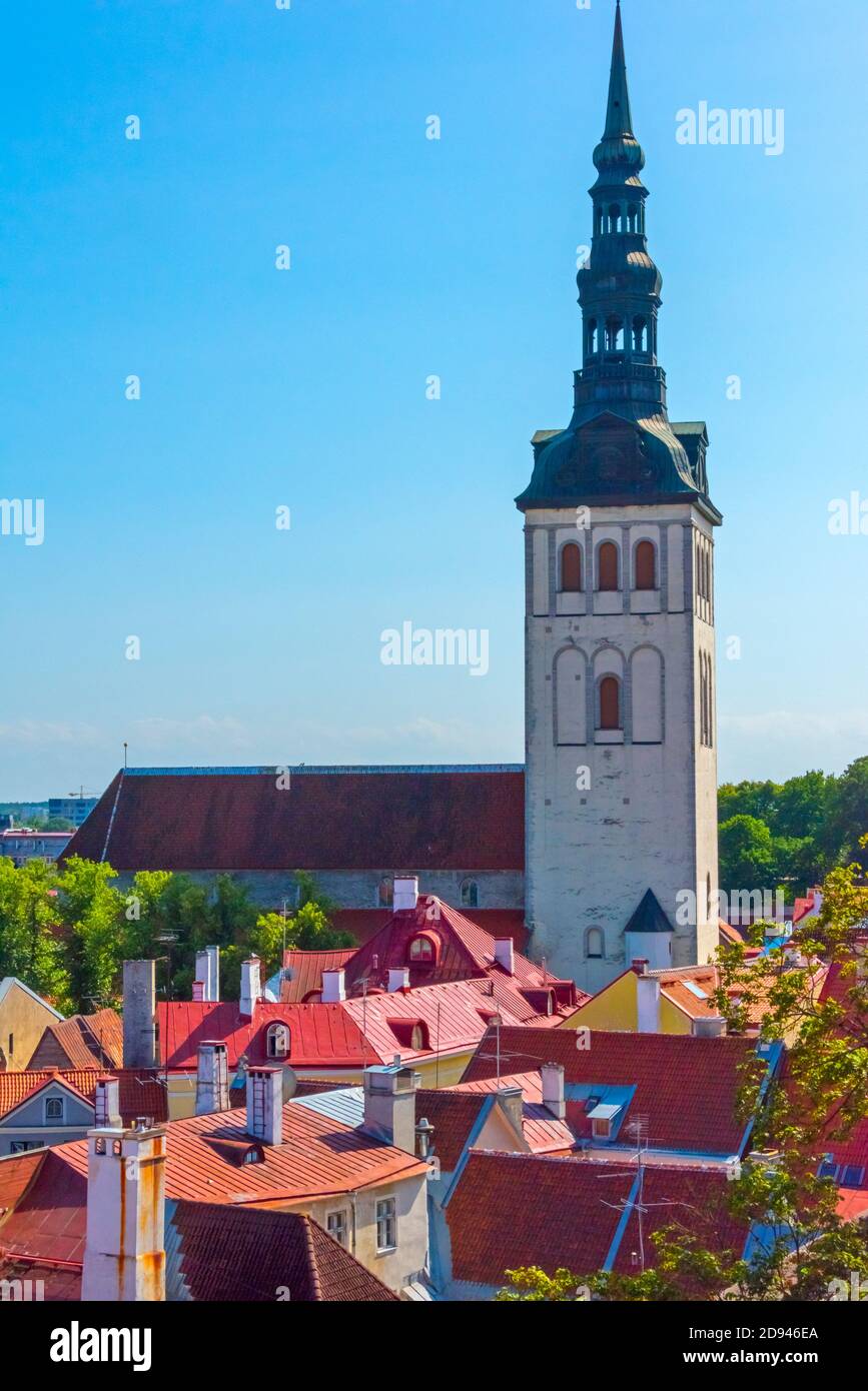St. Nikolaus-Kirche mit historischen Gebäuden mit rotem Dach in der Altstadt, Tallinn, Estland Stockfoto