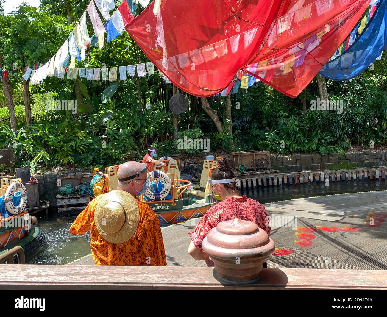 Orlando, FL/USA-6/18/20: Darsteller reinigen die Wasserfahrzeuge bei der Kali River Rapids Ride in Disney World's Animal Kingdom in Orlando, FL. Stockfoto