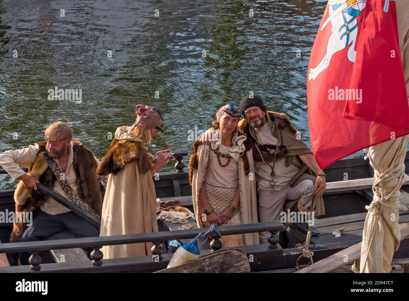Menschen, die während des Klaipeda Sea Festival in Klaipeda, Litauen, in mittelalterlicher Kleidung auf einem Segelboot gekleidet waren Stockfoto