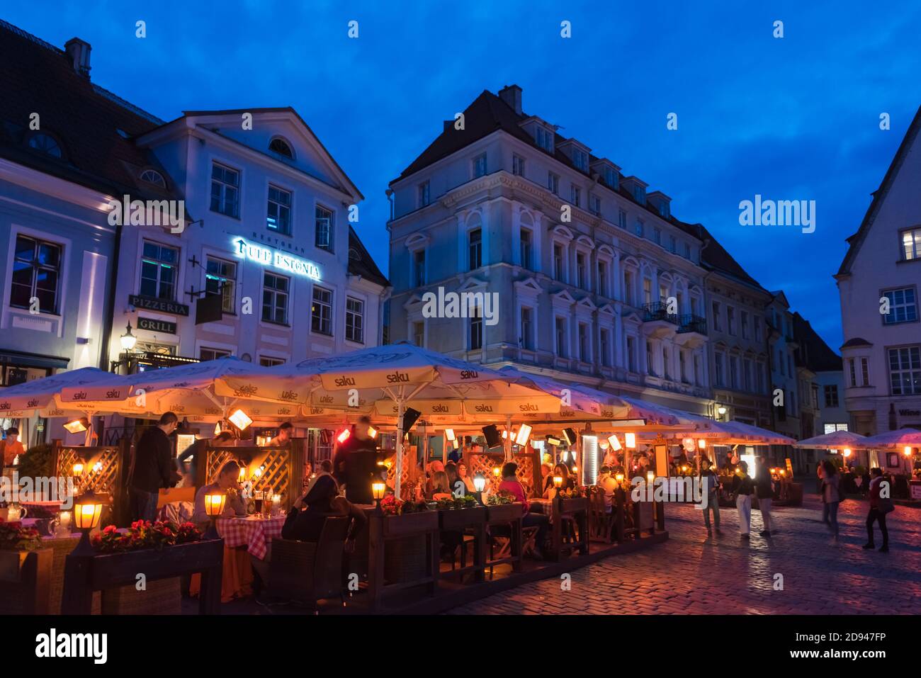 Nachtansicht Tallinn Rathausplatz, Estland Stockfoto