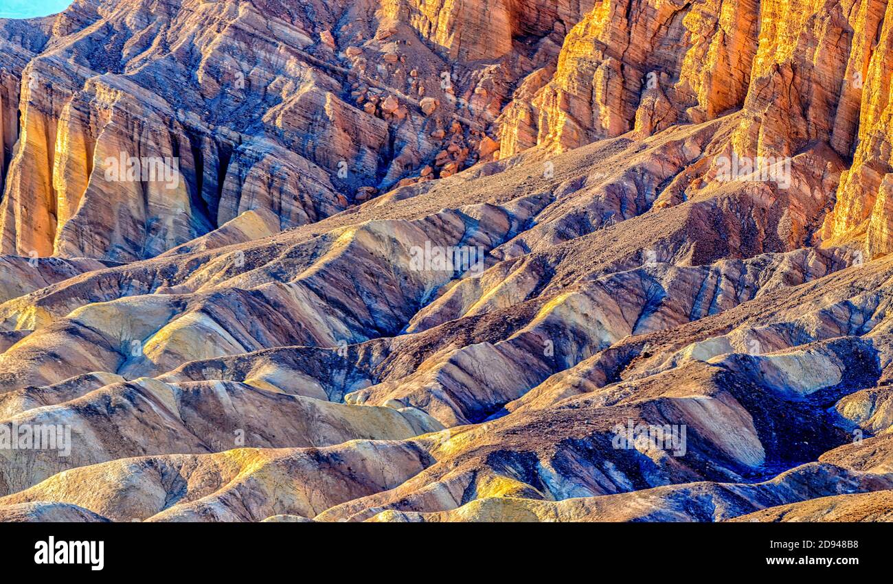 Schroffe Felsformationen bei Sonnenuntergang schaffen eine bunte Landschaft Zabriskie Point Stockfoto