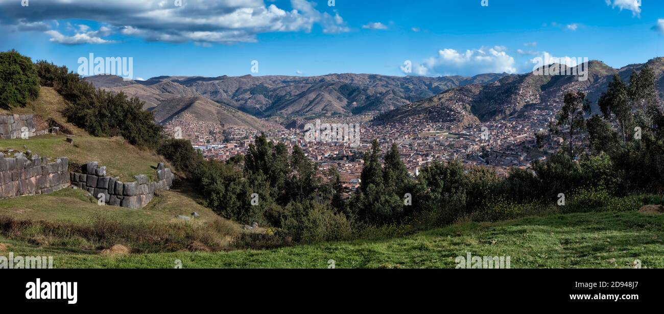 Blick auf die Stadt Cusco von den Hügeln rund um die Zitadelle Saqsaywaman Am nördlichen Stadtrand von Cusco Stockfoto
