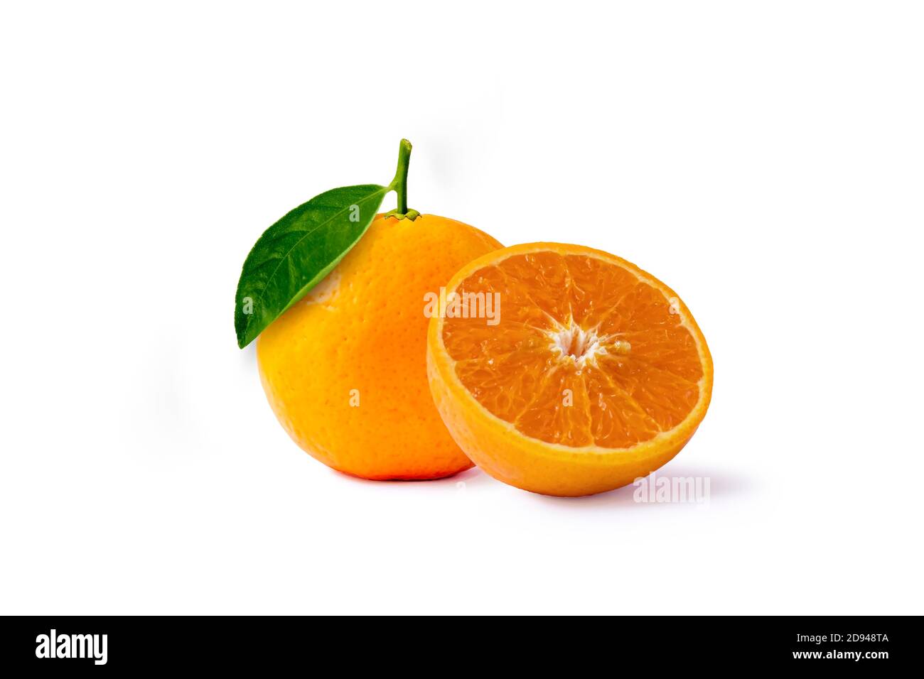 Orangen Früchte mit hohem Vitamin C und grünen Blättern, isoliert auf weißem Hintergrund. Stockfoto