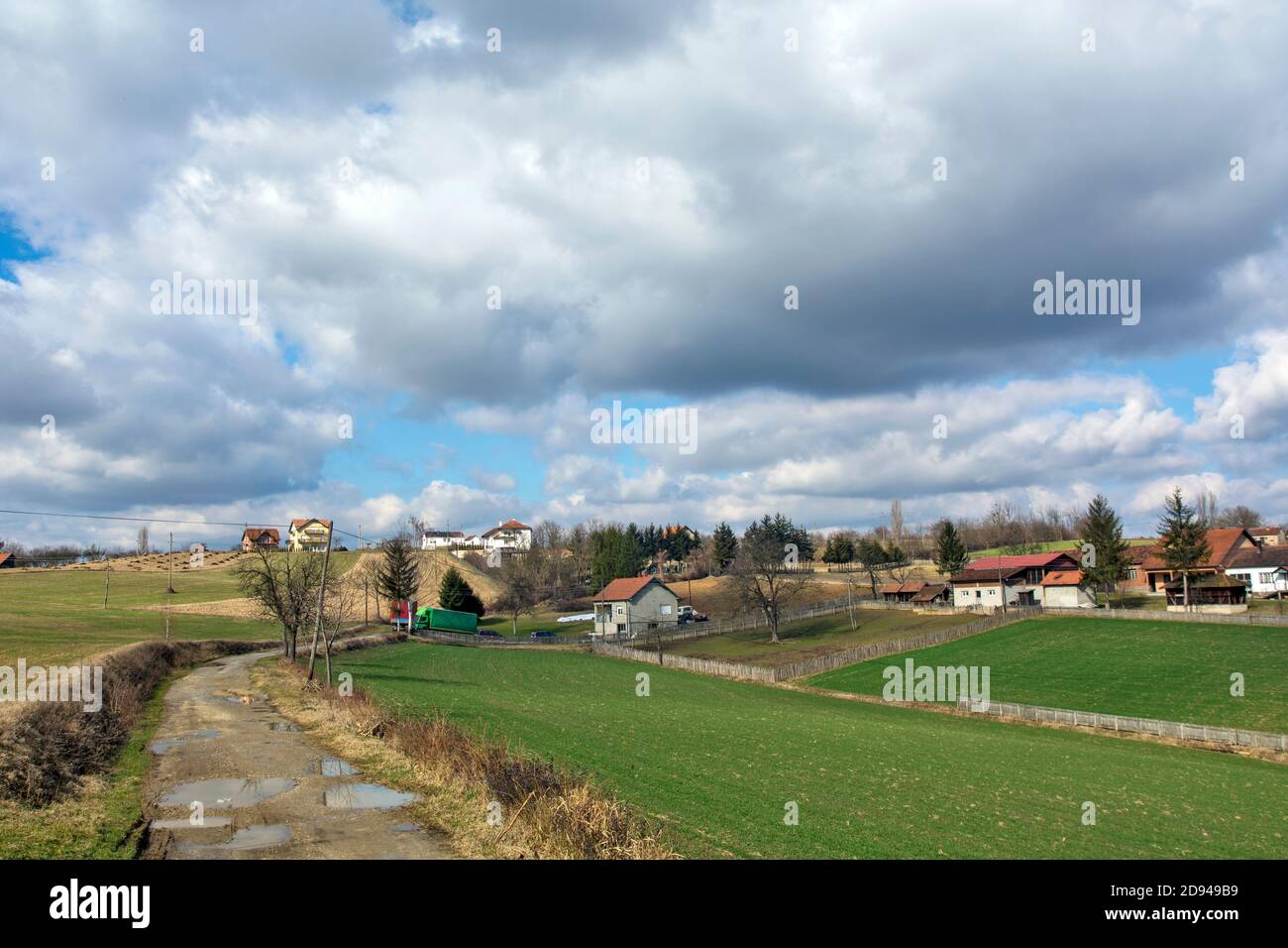 Panoramablick auf das Tal in Westserbien. Die Umgebung der Stadt Loznica ist sehr malerisch. Dieses Land ist reich an Lithiumerz, die Stockfoto