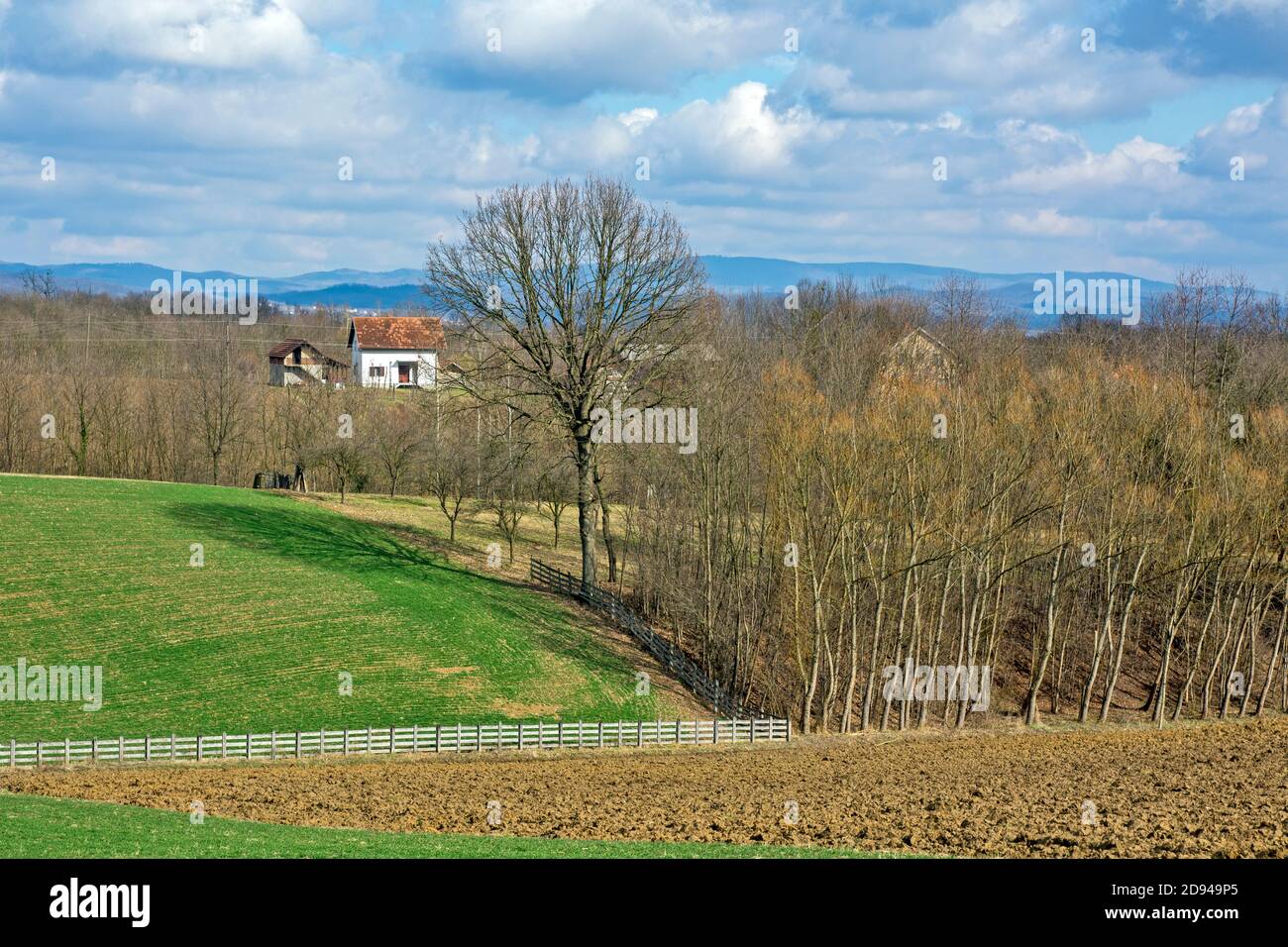 Panoramablick auf das Tal in Westserbien. Die Umgebung der Stadt Loznica ist sehr malerisch. Dieses Land ist reich an Lithiumerz, die Stockfoto