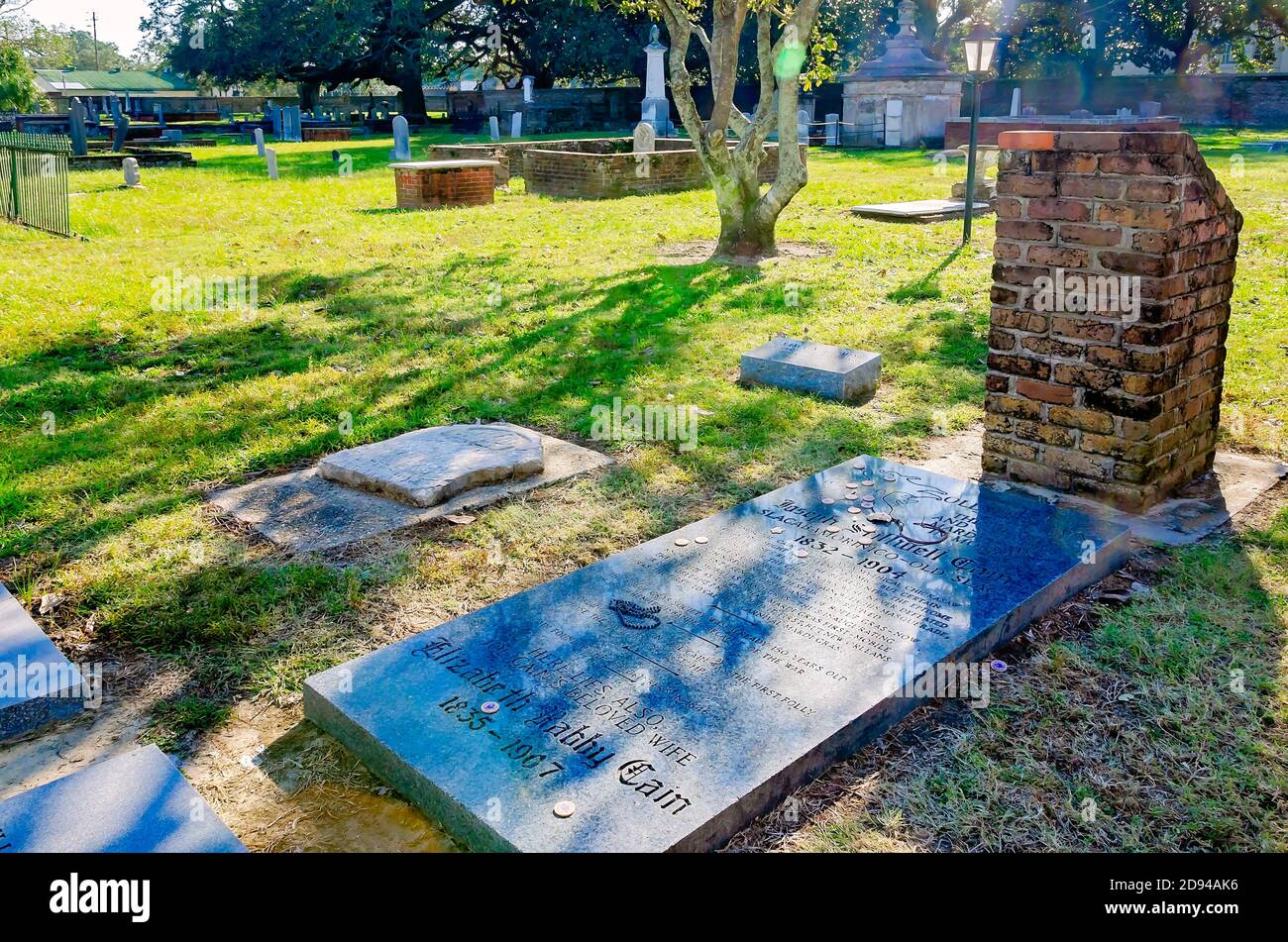 Mardi Gras Memorabilia wird über Joe Cains Grab in Church Street Graveyard, 31. Oktober 2020, in Mobile, Alabama gestreut. Stockfoto