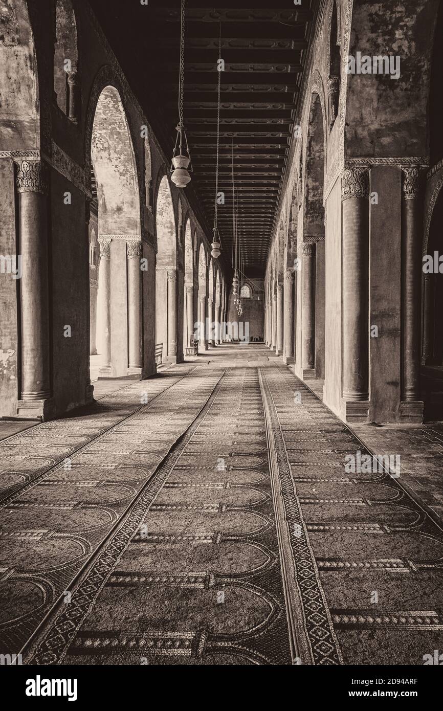 Sepia Darstellung einer Arkade der Ibn Tulun Moschee Zeigt die Reihen der Bögen, die den Innenhof von säumen Die Moschee in Kairo Stockfoto