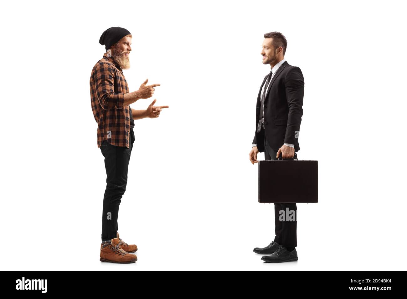 In voller Länge Profilaufnahme eines bärtigen Kerl stehend und Im Gespräch mit einem Geschäftsmann in einem schwarzen Anzug isoliert auf Weißer Hintergrund Stockfoto