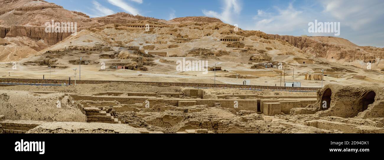 Das Tal der Adligen befindet sich am Westufer von Luxor in der Gegend von Sheik Abd El-Korna, mit den Lagerbehältern am Ramesseum im Vordergrund Stockfoto