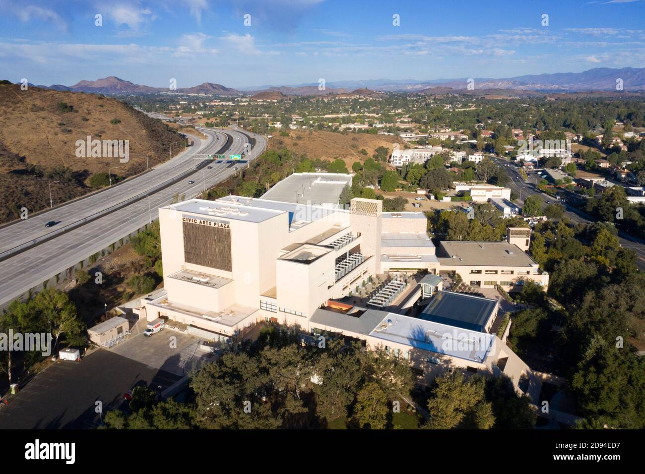 Luftaufnahme von Thousand Oaks Civic Arts Plaza und Rathaus Gebäude, Kalifornien Stockfoto