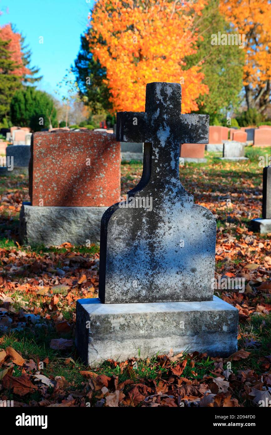 Alter Kreuzgrabstein Stockfoto