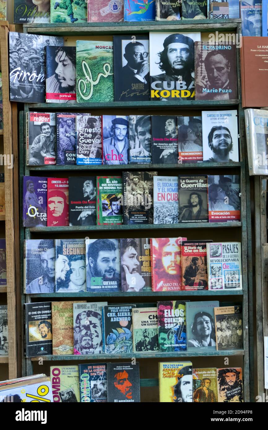 Zeitungskiosk in Kuba mit Zeitschriften - mehrere mit Che Guevara's Gesicht sowie Pedal Castro. Stockfoto