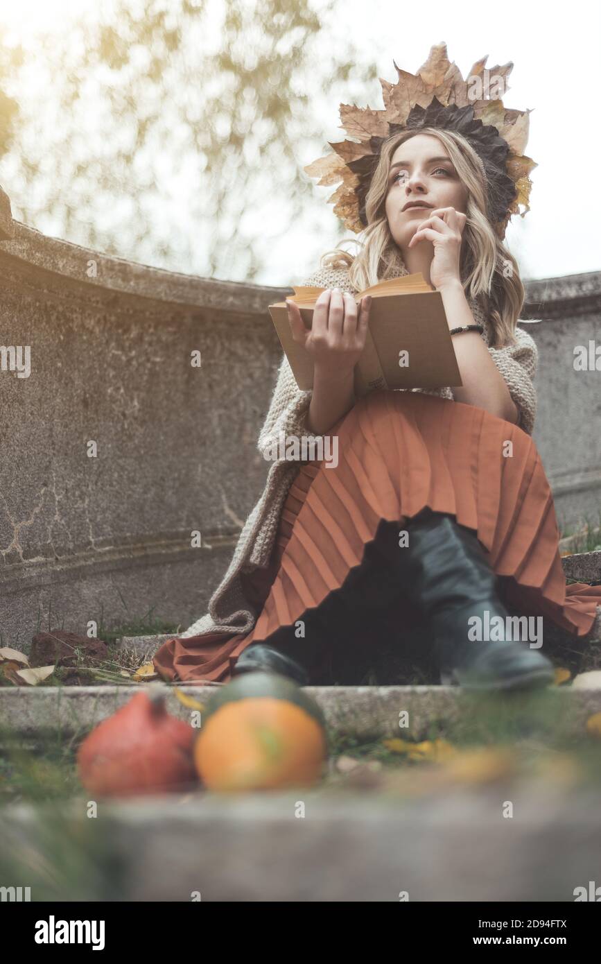 Junge Frau im Herbst Mode ein Buch zu lesen Stockfoto