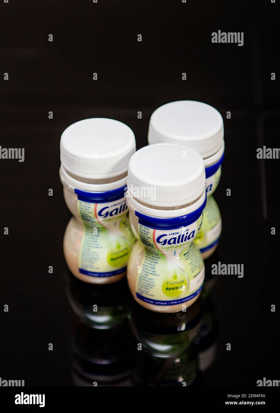 Paris, Frankreich - 27. Okt 2020: Drei Flaschen mit Gallia Säuglingsnahrung für Babys Premium Galliagest auf schwarzem Hintergrund Stockfoto