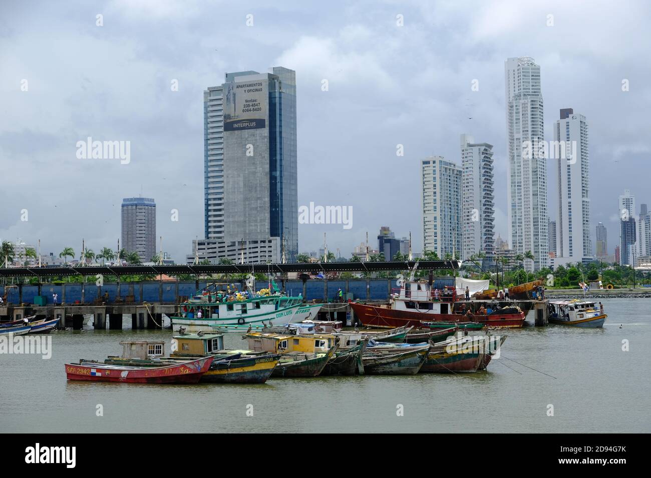 Panama City - Panama City Blick auf die Skyline mit altem Fischfang Boote Stockfoto