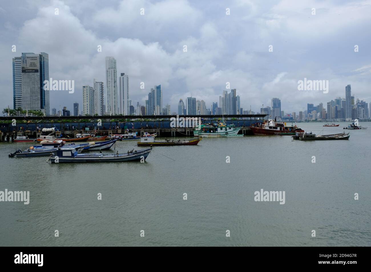 Panama City - Panama City Blick auf die Skyline mit altem Fischfang Boote Stockfoto