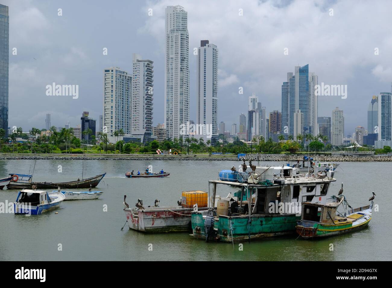 Panama City - Panama City Blick auf die Skyline mit altem Fischfang Boote Stockfoto