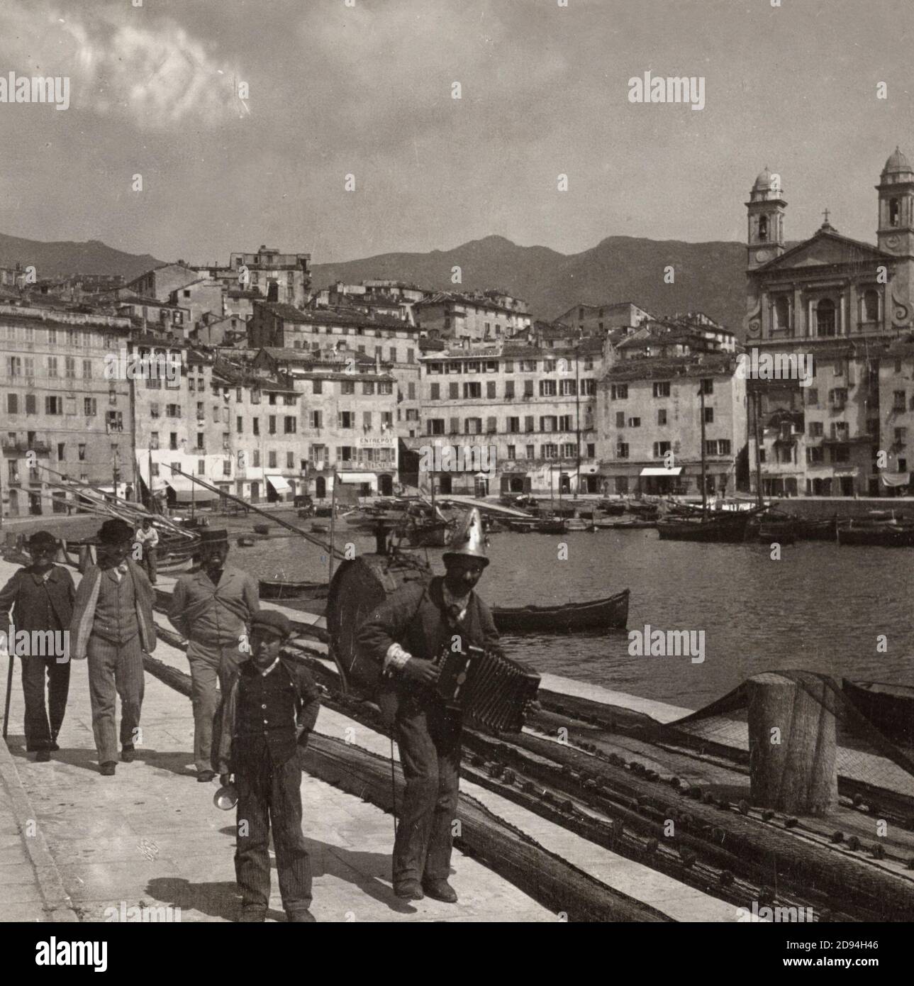 Ein italienischer Straßenmusiker am Wasser, Bastia, Korsika, um 1907 Stockfoto