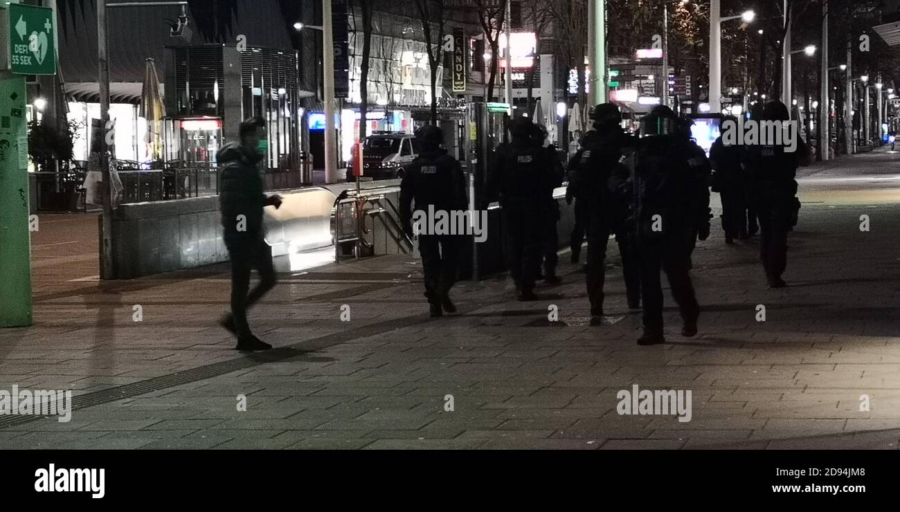 Wien, Österreich. November 2020. Polizeistreife auf einer Straße in Wien, Hauptstadt von Österreich, 2. November 2020. Eine Person sei bei mehreren Erschießungen am Montagabend im Zentrum Wiens getötet und mehrere Personen schwer verletzt worden, bestätigte die Ortspolizei auf ihrem Twitter-Account. Quelle: Jin Luowei/Xinhua/Alamy Live News Stockfoto