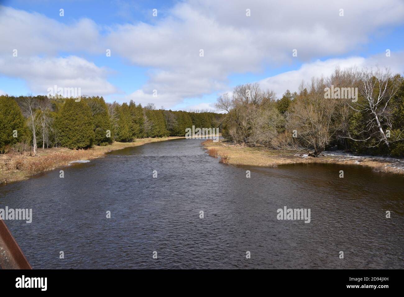 Mit Blick auf einen Wasserweg in Ontario. Wenn man nach Norden am Grand River zwischen Milton und Marsville schaut, ist die Lage nicht genau. Stockfoto
