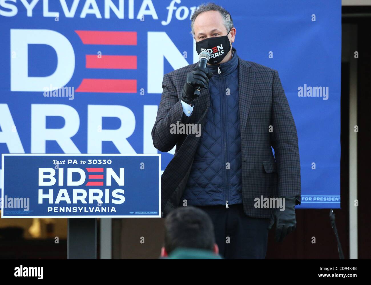 DOYLESTOWN, PA - 2. NOVEMBER : Doug Emhoff hielt eine Veranstaltung auf dem Markt an der Delaware Valley University, um die Abstimmung zu erhalten, während auch diskutieren, wie man Amerikaner zusammen bringen, um die Krisen vor dem Land anzugehen und den Kampf um die Seele der Nation in Doylestown gewinnen November 2, 2020 Credit : Star Shooter/MediaPunch Stockfoto