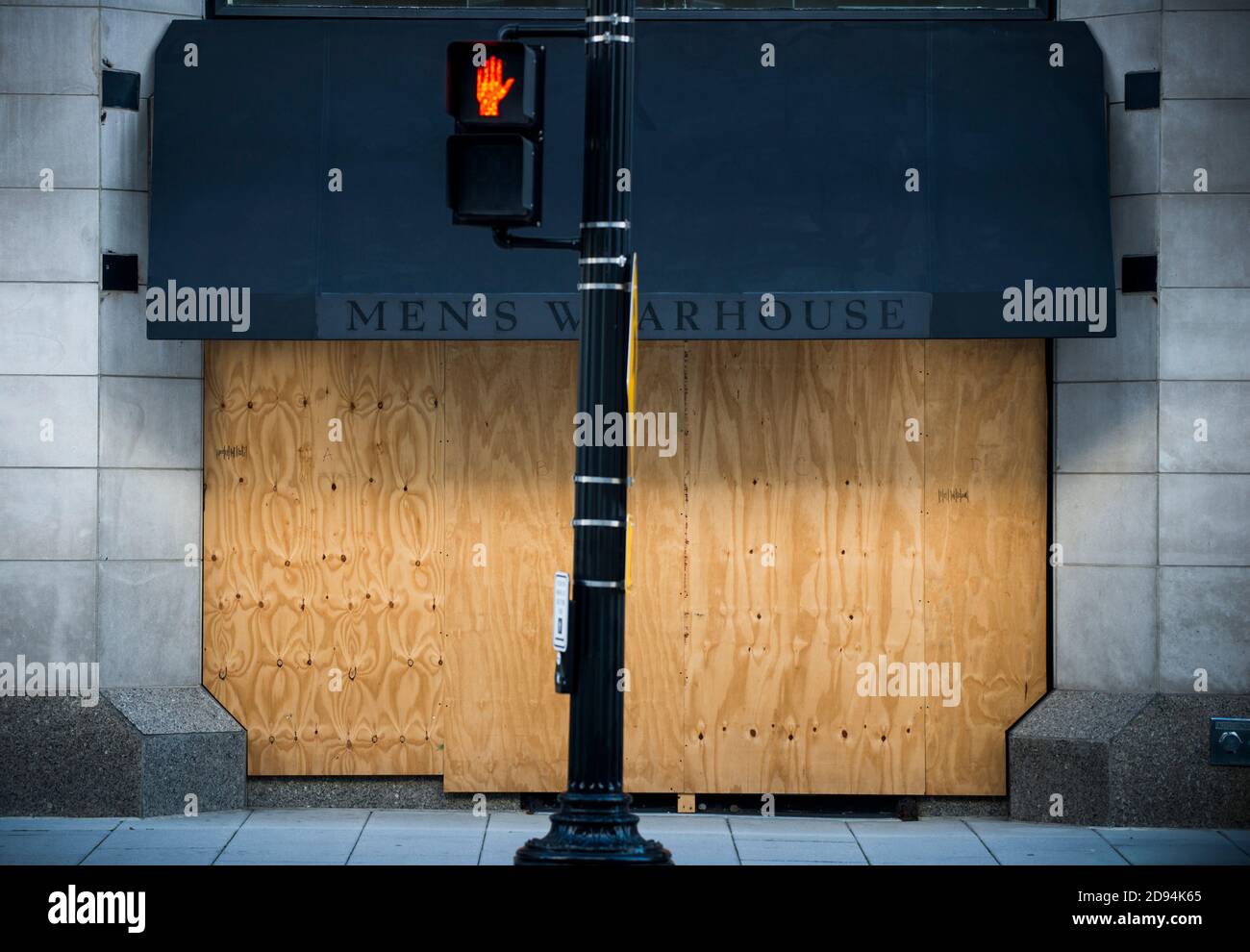 Washington DC, USA, 2. November 2020, EIN Kreuzweg-Schild sagt "Stopp" vor dem Herrenhaus, einem Wäschergeschäft, das in Vorbereitung auf die Pos. war Stockfoto
