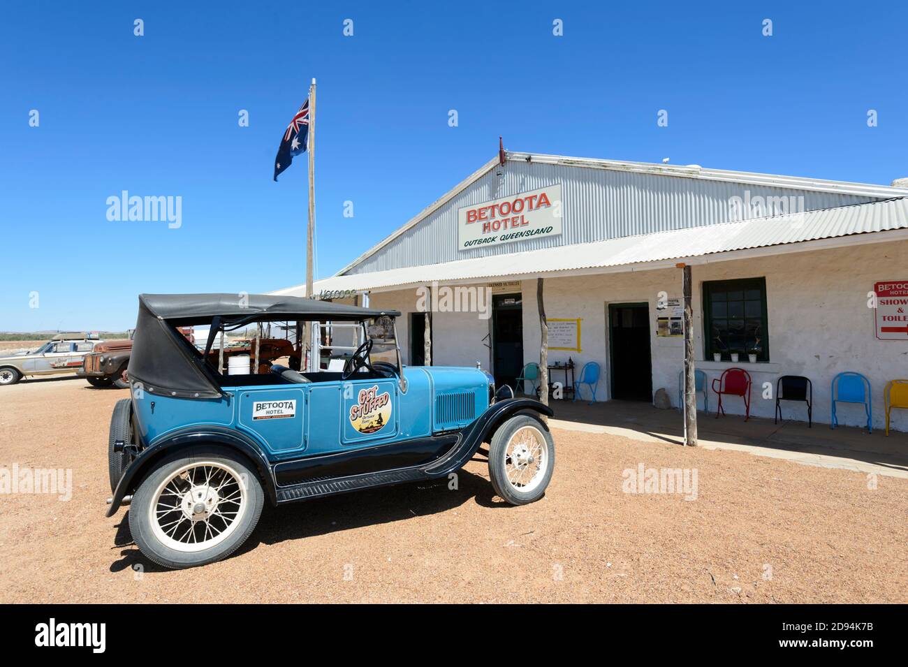 Ein Oldtimer vor dem Betoota Hotel, einem alten bekannten Outback Pub in der Geisterstadt Betoota, Diamantina Shire, Queensland, QLD, Australien Stockfoto