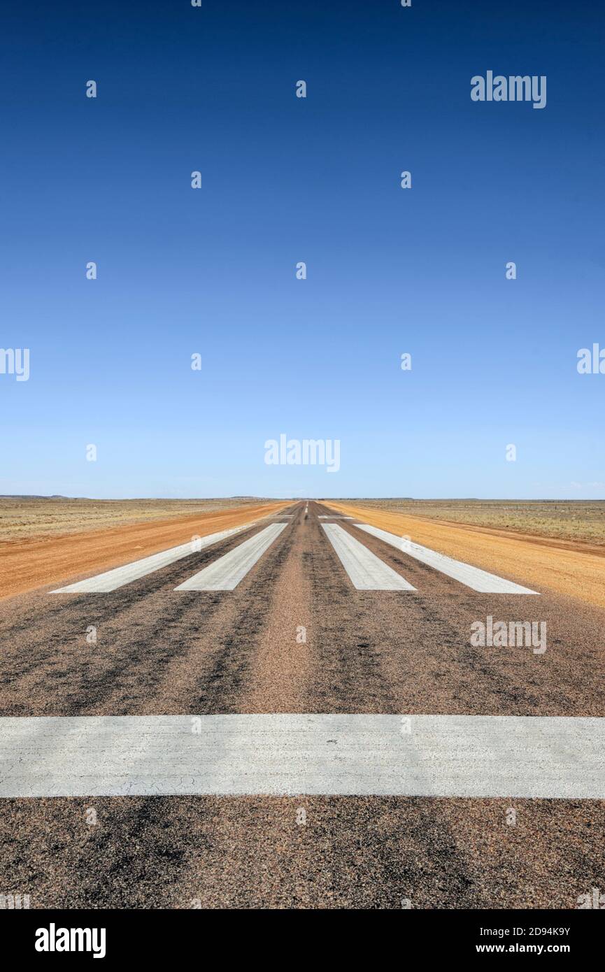 Vertikale Ansicht eines Notlandeplatzes auf einer abgelegenen Outback-Straße, Diamantina Shire, Queensland, QLD, Australien Stockfoto