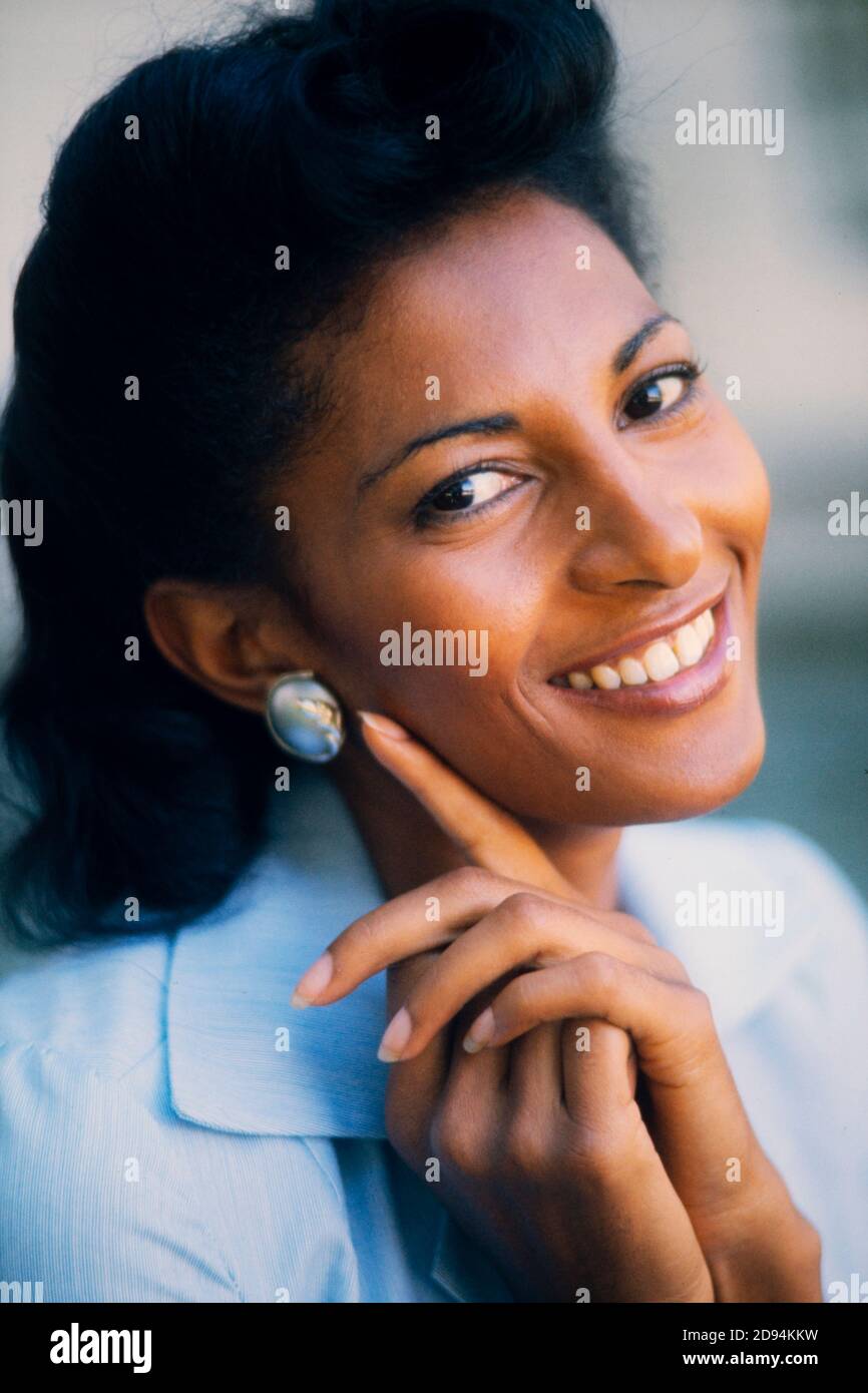PAM Grier - Pamela Suzette Grier ist eine amerikanische Schauspielerin. Berühmt wurde sie durch ihre Hauptrollen in einer Reihe von Action-, Blaxploitationsfilmen der 1970er Jahre. Stockfoto