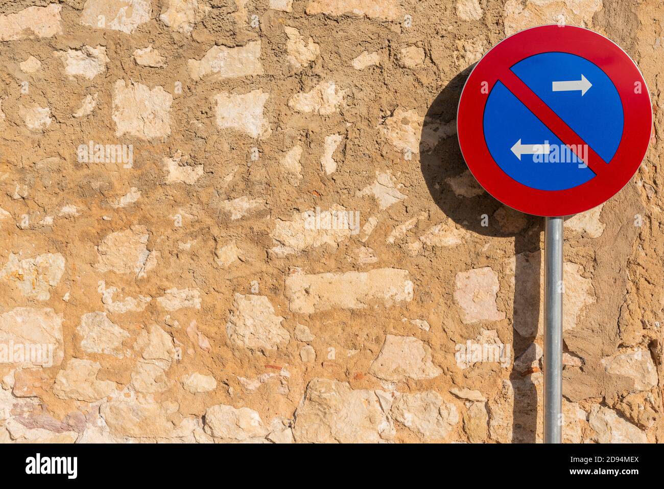 schild verboten, auf Steinmauer zu parken Stockfoto