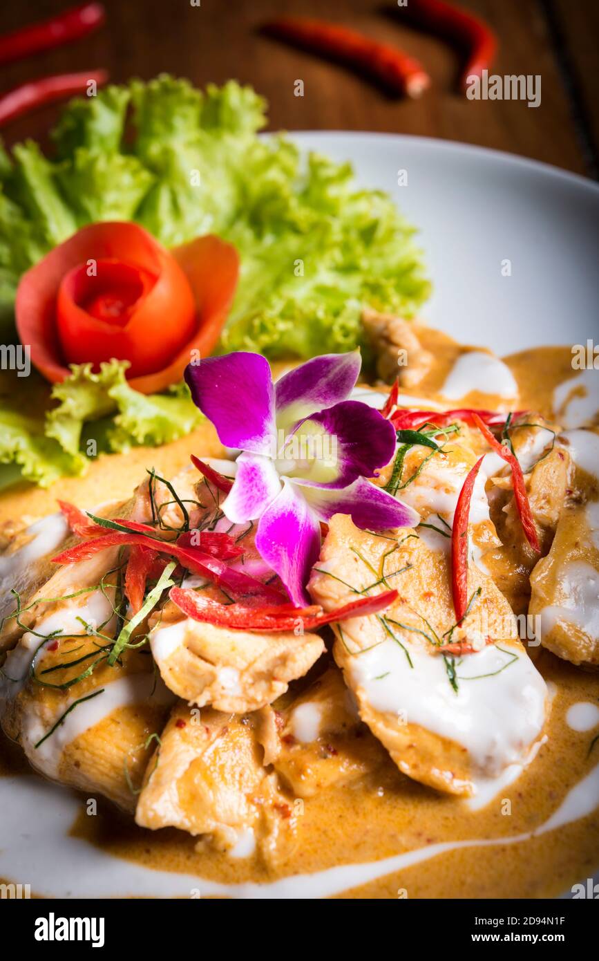 Nahaufnahme von Thai Dry Curry mit Huhn und Chili Stockfoto