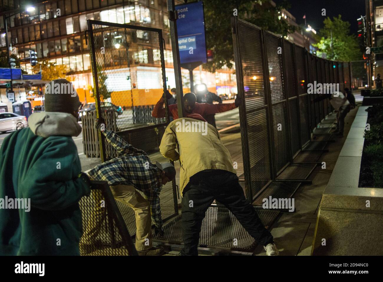 Washington DC USA. November 2020. Um das Weiße Haus herum, in der Nacht vor dem Wahltag am 3. November, werden Zäune aufgestellt, um mögliche Ausschreitungen der Wahlergebnisse 2020 zu antizipieren. Yuriy Zahvoyskyy / Alamy Live News Stockfoto