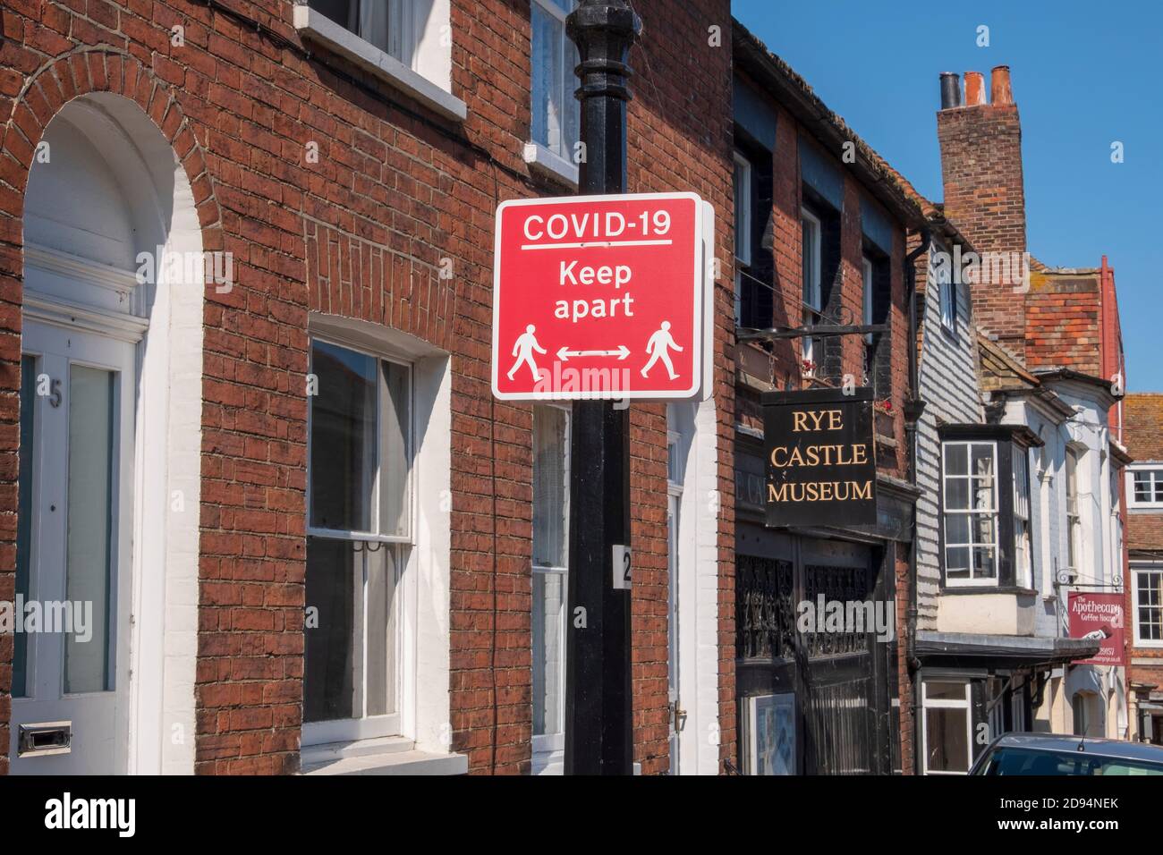 Covid 19, Keep Apart, Social Distancing Street sign in Rye, East Sussex, UK Stockfoto