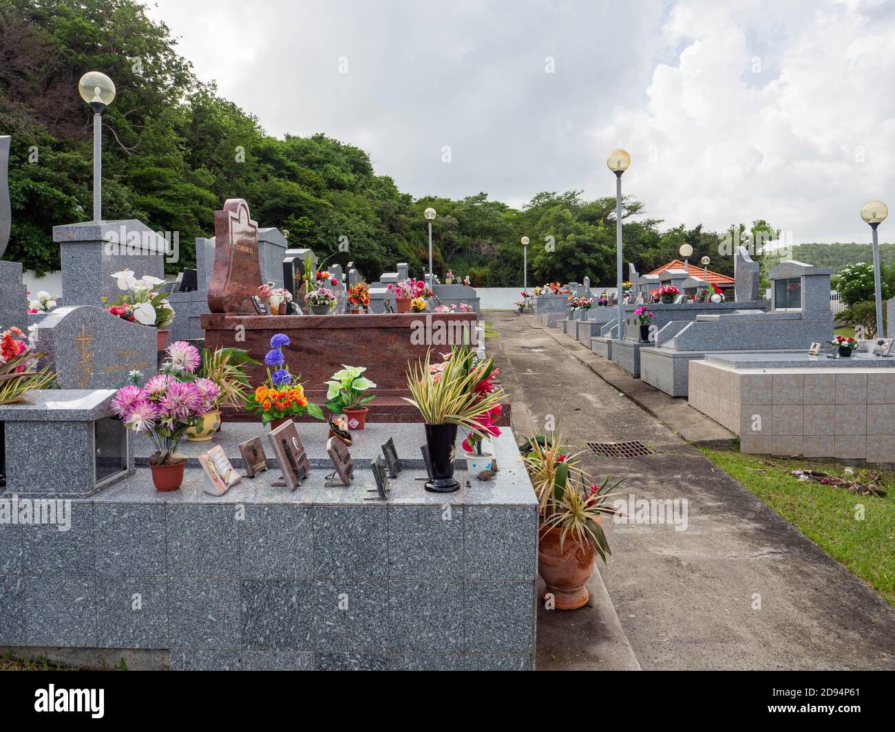 Der Friedhof der Stadt Sainte-Anne in Martinique. Tag der Toten sind wir in der Mitte des Nachmittags und wegen der Covid 19 ist es leer Stockfoto