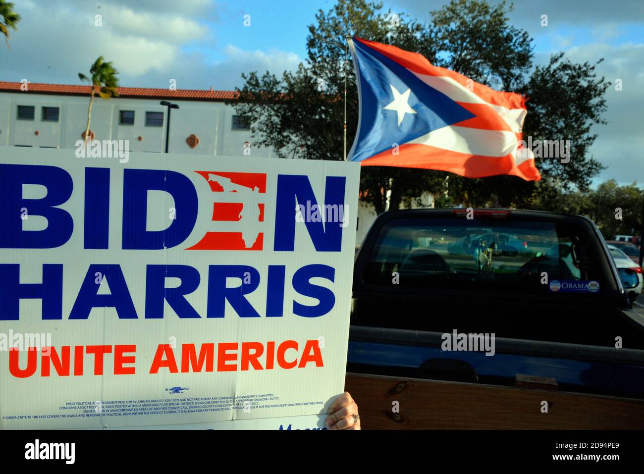 Melbourne, Brevard County, Florida. USA. November 2020. Einen Tag vor der US-Präsidentschaftswahl 2020 hielten Florida Democrats eine flaggenschwingende Veranstaltung kurz vor Sonnenuntergang zur Unterstützung von Joe Biden ab. Autos hupten ihre Hörner zur Unterstützung mit ein paar unhöflichen Rufen und Handgesten von Trump-Anhängern. Kredit: Julian Leek/Alamy Live Nachrichten Stockfoto