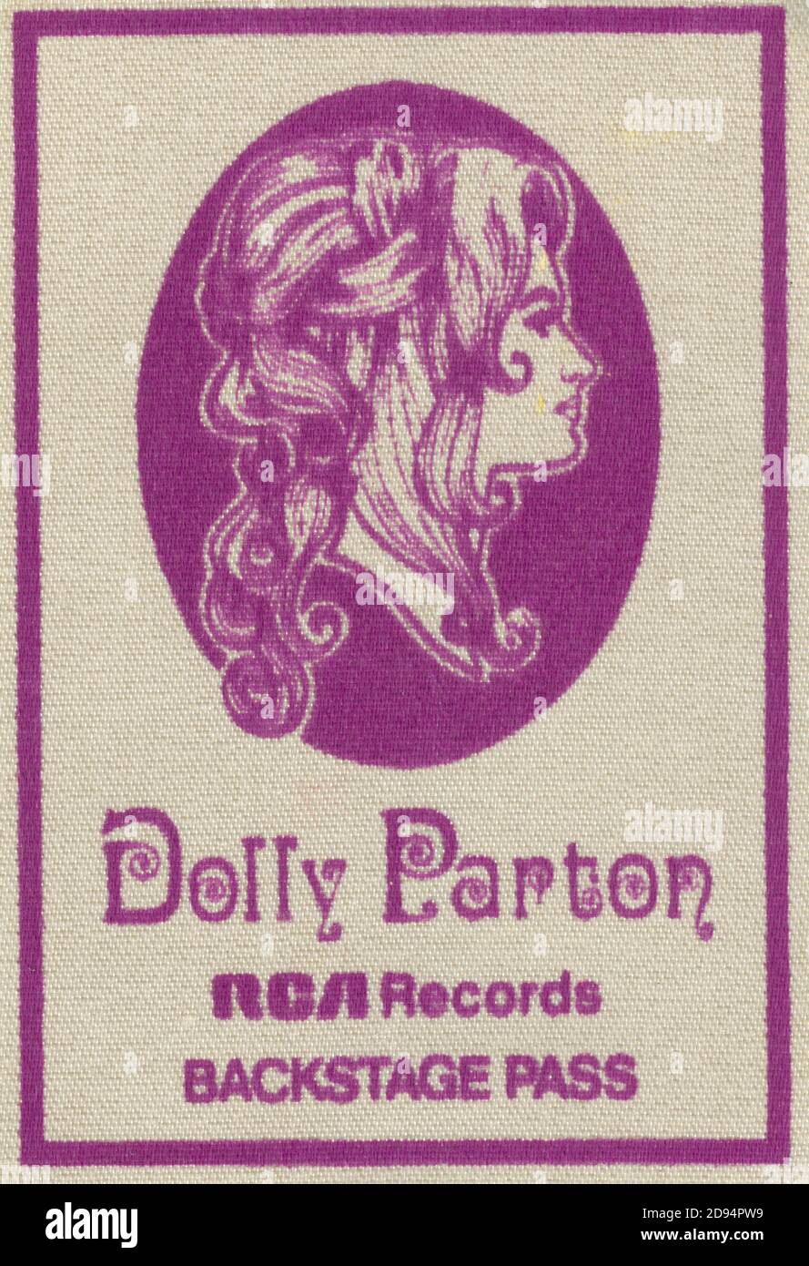 Dolly Parton Backstage Pass. Dies war vom 9. März 1977 Konzert in der Brown County Arena in Green Bay, Wisconsin, USA. In den meisten 1970er Jahren druckten die meisten Musikbands und Darsteller ihre eigenen Pässe nicht aus, sondern waren, wo immer sie spielten, auf den lokalen Veranstalter angewiesen, um Pässe und Sicherheit zu bieten. Um meine anderen Musik-bezogenen Vintage-Bilder zu sehen, Suche: Prestor vintage Musik Stockfoto