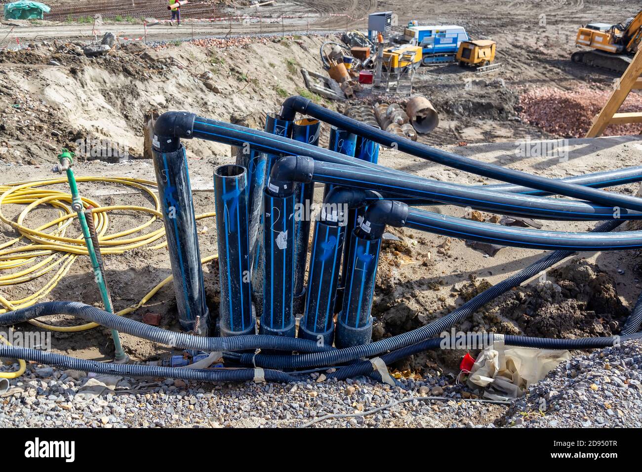 Lösungen für Grundwasserprobleme durch Tiefbrunnen auf der Baustelle. Tauchpumpen Abwasserfundament für ein neues Gebäude. Stockfoto