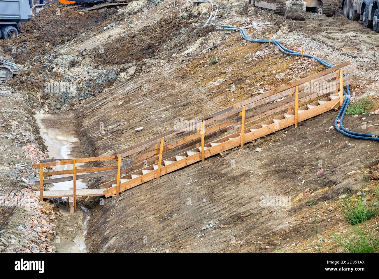 Holztreppe für Arbeiter auf einer Baustelle. Stockfoto