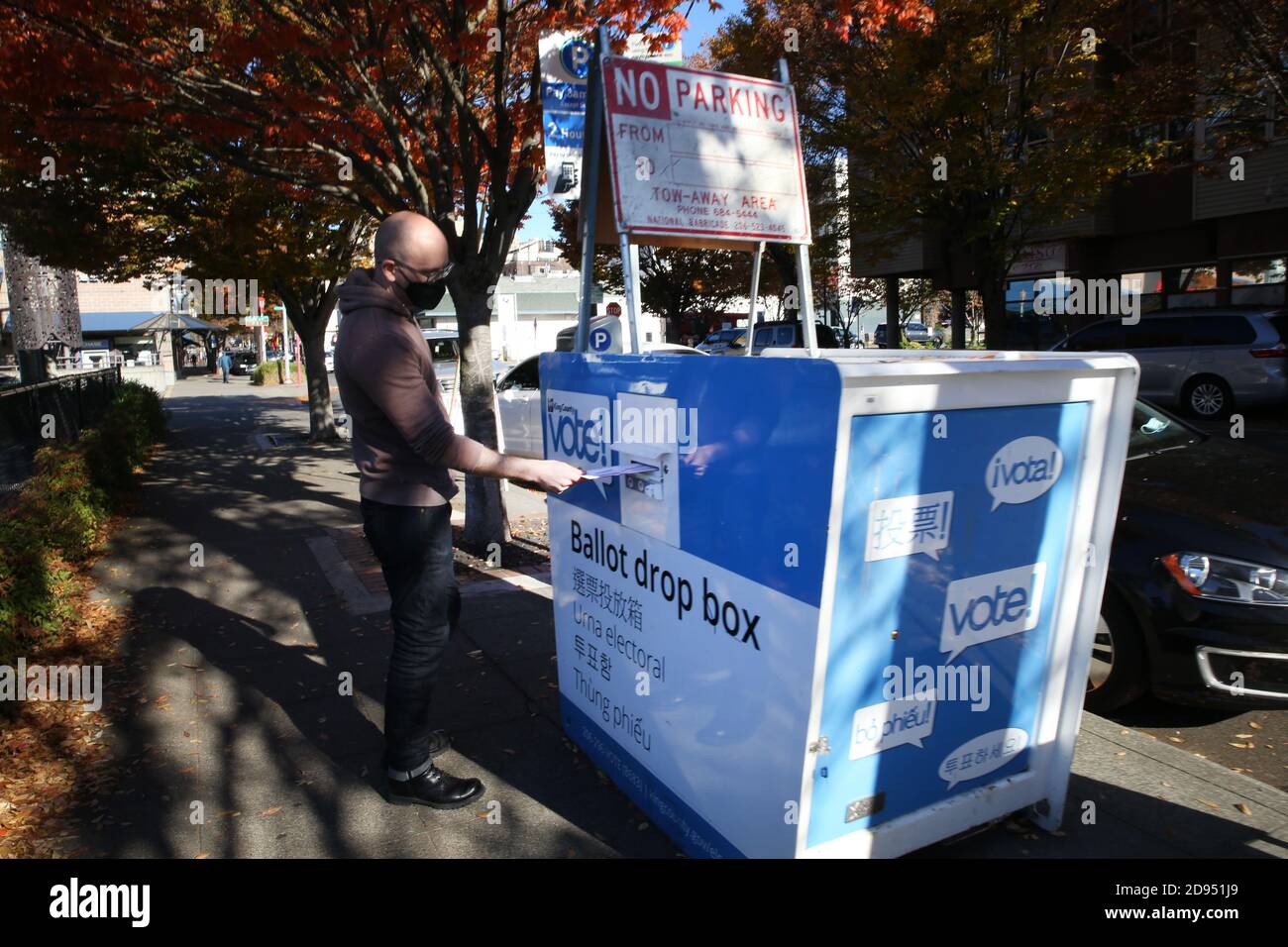 Seattle, Washington, USA. November 2020. Ein Wähler gibt am 1. November 2020 in einer Wahlurne im Chinatown-International District in Seattle, Washington, seine Stimme ab. Der Staat Washington erwartet eine rekordverdächtige Wahlbeteiligung bei diesen Wahlen. Quelle: Karen Ducey/ZUMA Wire/Alamy Live News Stockfoto