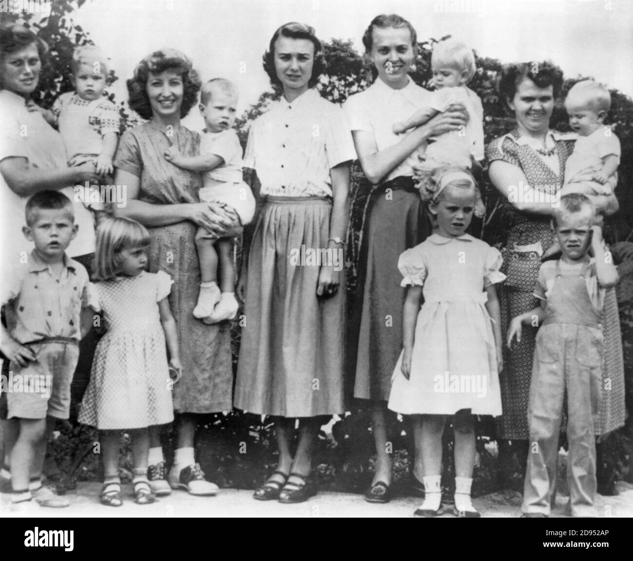 Die Frauen und Kinder von fünf evangelisch-christlichen Missionaren wurden am 8. Januar 1956 von Auca (Huaorani)-Indianern im Regenwald Ecuadors getötet. Frauen abgebildet (l bis r) sind Marilu McCullie, Barbara Youderian, Olive Fleming, Elizabeth Elliot, und Marjorie Saint. Stockfoto