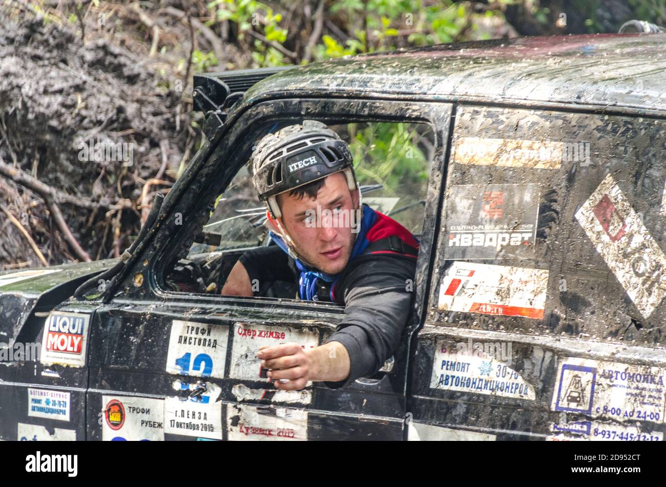 SALOVKA, Russland - Mai 5, 2017: Offroad 4x4 Auto durch Schlamm und Wasser fahren auf jährliche Offroad 4x4 Auto Rennen Stockfoto