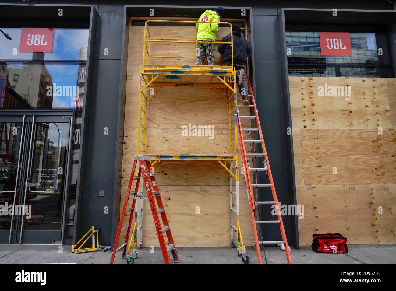 New York, Usa. November 2020. Arbeiter werden gesehen, wie sie in einem JBL Store einsteigen.Immobilienbesitzer bereiten sich darauf vor, wie lokale und staatliche Beamte am Wahltag vor Gewalt im ganzen Land warnen. Kredit: SOPA Images Limited/Alamy Live Nachrichten Stockfoto