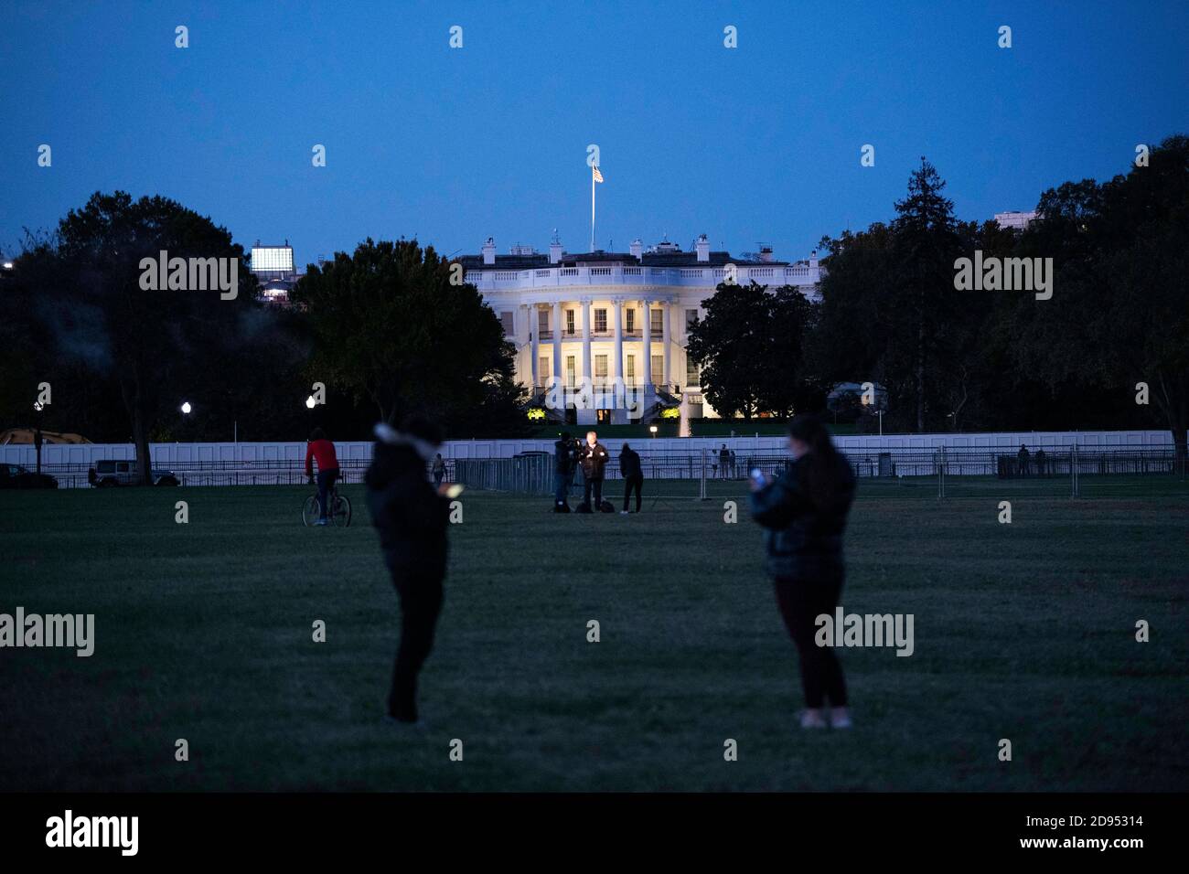 Washington, USA. November 2020. Das Foto vom 2. November 2020 zeigt das Weiße Haus in Washington, DC, USA. Die Wahlen am Wahltag begannen in den Vereinigten Staaten am frühen Dienstagmorgen. Quelle: Liu Jie/Xinhua/Alamy Live News Stockfoto