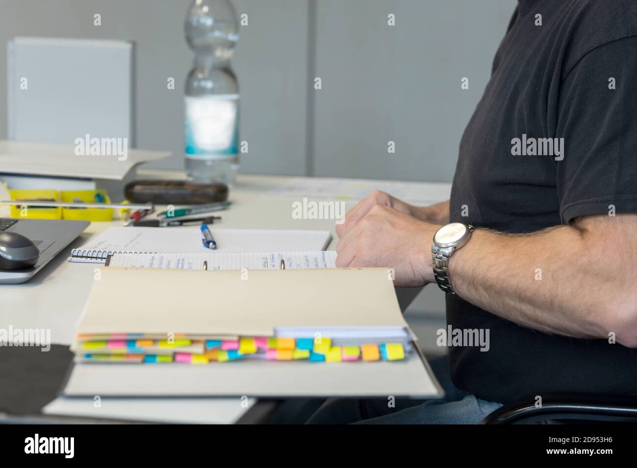Mann mit Ordner auf dem Schreibtisch Stockfoto