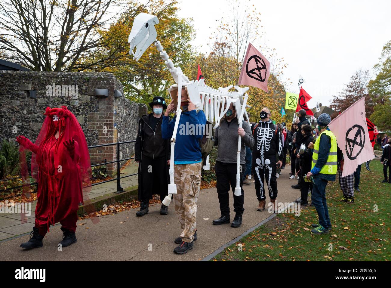 Canterbury, Großbritannien. Oktober 2020. Extinction Rebellion Prozession geführt von den Roten Rebellen über Westgate Towers durch das Zentrum von Canterbury entlang der Fußgängerzone High Street. Ein neues Tag der Toten Spektakel in der Stadt mit Musik, Skeletttieren, und die Trauer und Trost der Roten Rebellen. XR sagt, es besteht die Notwendigkeit, die Regierung und die Institutionen aufzufordern, die Wahrheit über die Klima- und ökologischen Krisen zu sagen, in denen wir uns befinden, und jetzt zu handeln und hinter die CEE-Rechnung zu kommen. Veranstaltet von Extinction Rebellion Canterbury und Extinction Rebellion Southeast UK. Quelle: Stephen Bell/Alamy Stockfoto